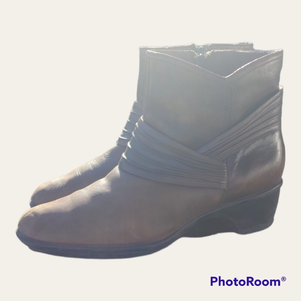 Clarks Brown Zip Up Booties - Picture 3 of 4